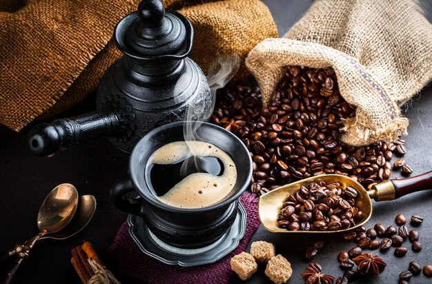 Café en una taza sobre una superficie vieja