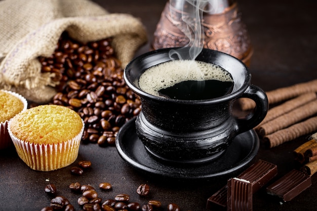 Café en una taza sobre una superficie vieja