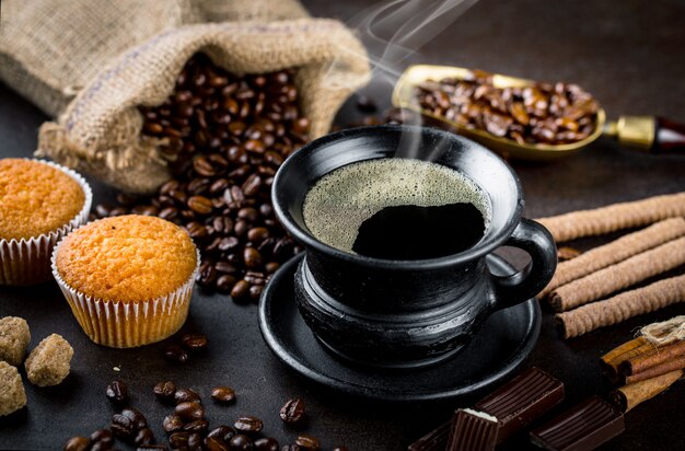 Café en una taza sobre una superficie vieja