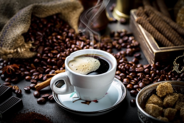 Café en una taza sobre una superficie vieja