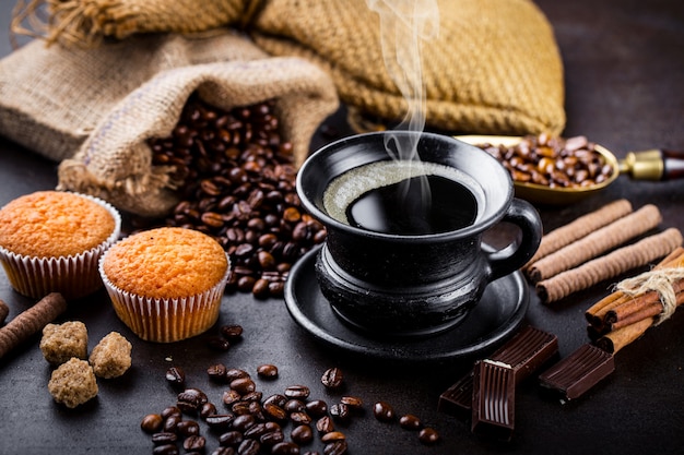 Café en una taza sobre una superficie vieja