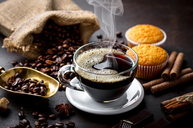 Café en una taza sobre una superficie vieja