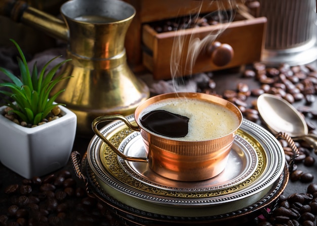 Café en una taza sobre una superficie vieja