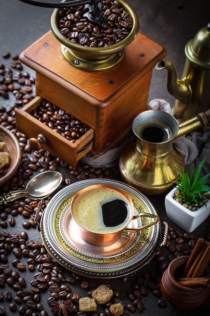 Café en una taza sobre una superficie vieja