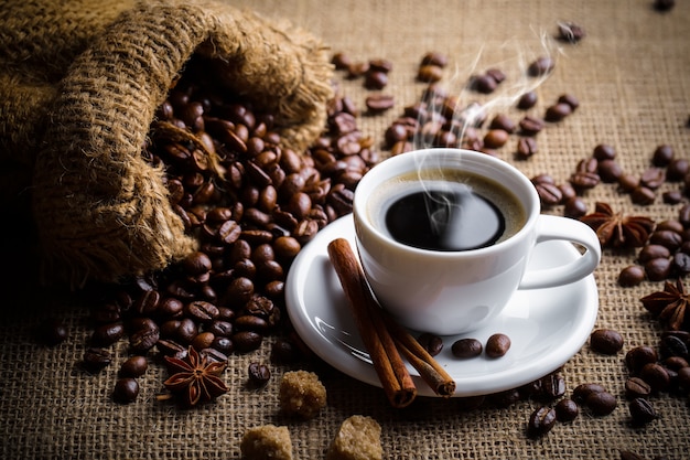 Café en una taza sobre una superficie vieja