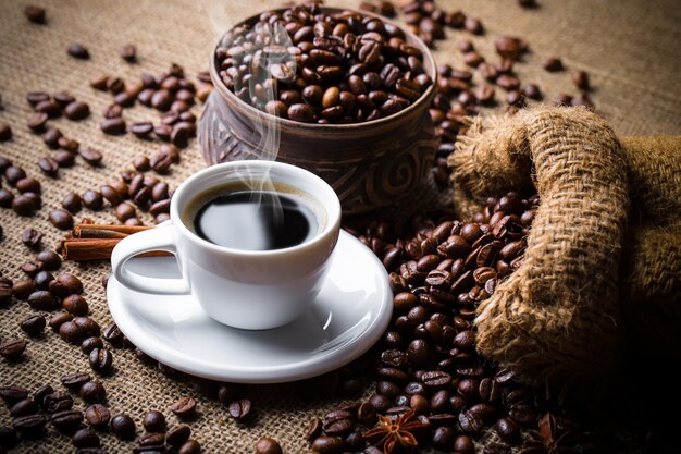 Café en una taza sobre una superficie vieja