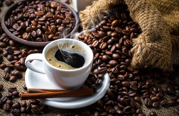 Café en una taza sobre una superficie vieja