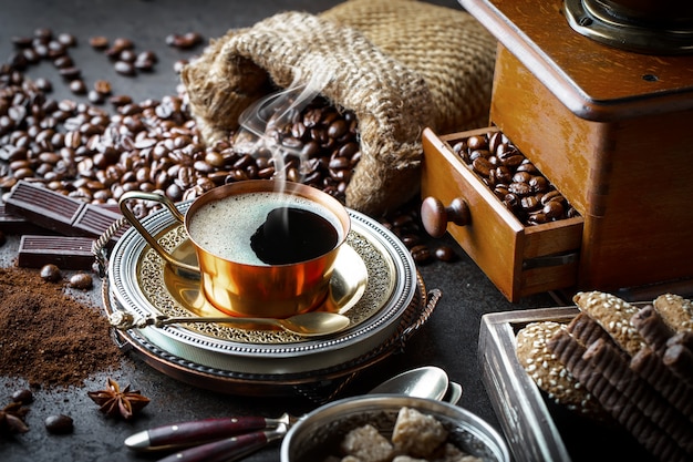 Café en una taza sobre una vieja mesa.