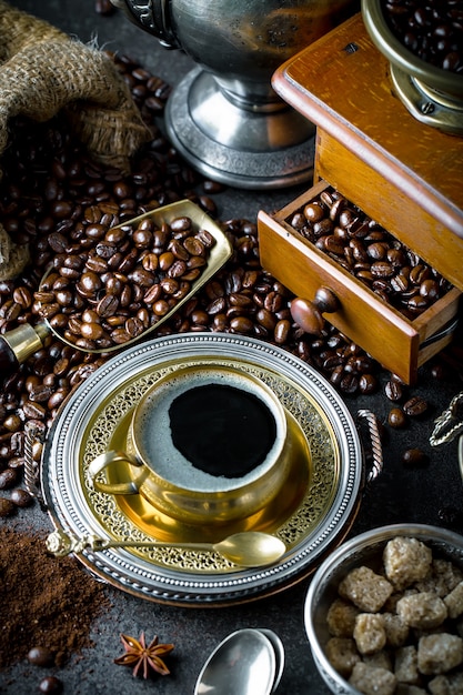 Café en una taza sobre una vieja mesa.