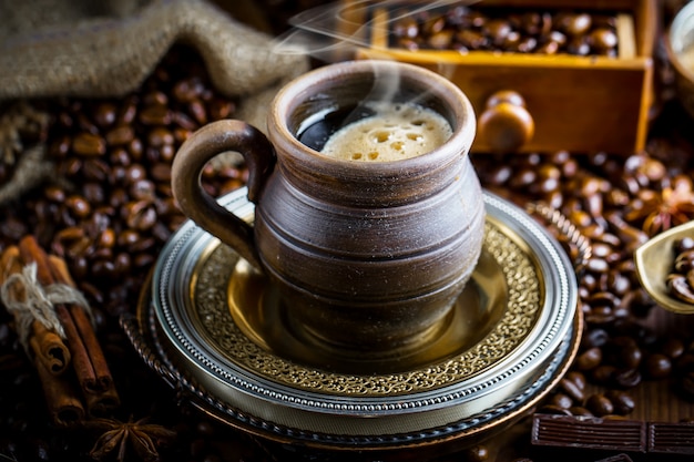 Café en una taza sobre una vieja mesa.