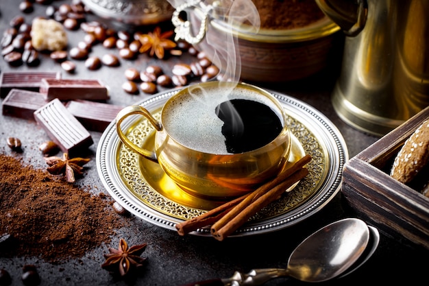 Café en una taza sobre una vieja mesa.