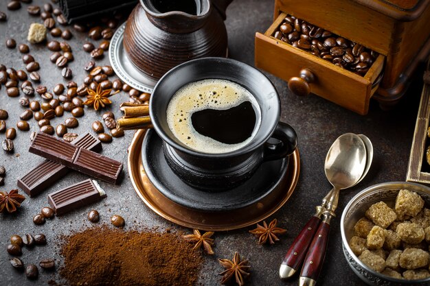 Café en una taza sobre una vieja mesa.