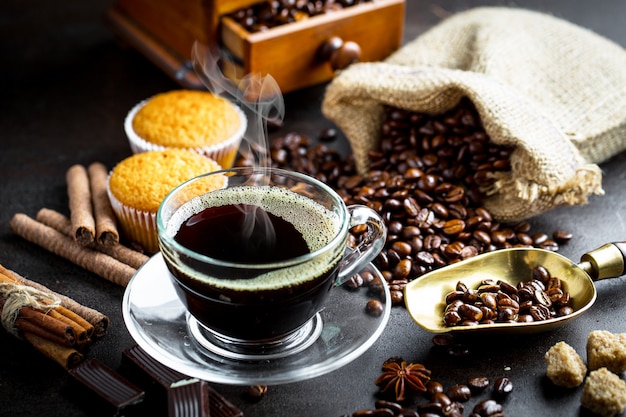 Café en una taza sobre una vieja mesa.