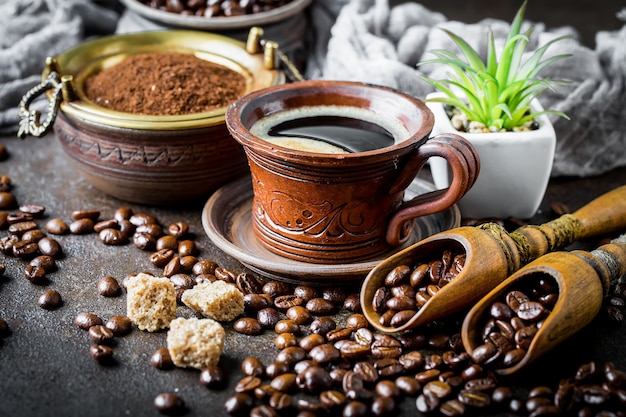 Café en una taza sobre una vieja mesa.