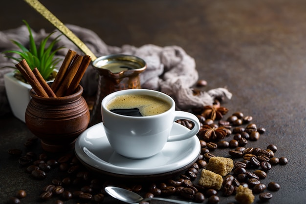 Café en una taza sobre una vieja mesa.