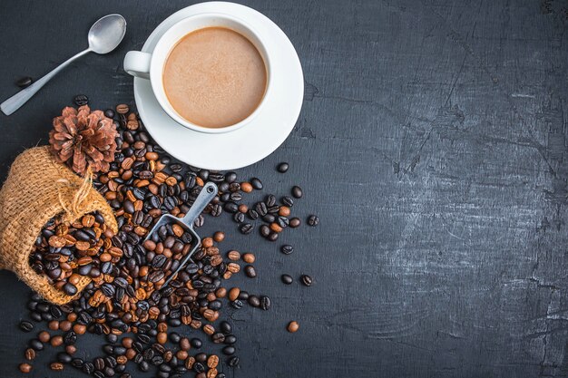 Café en tazas de café y granos de café tostados.