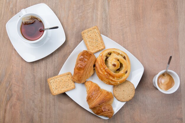 Café y té, un desayuno matutino con dulces.