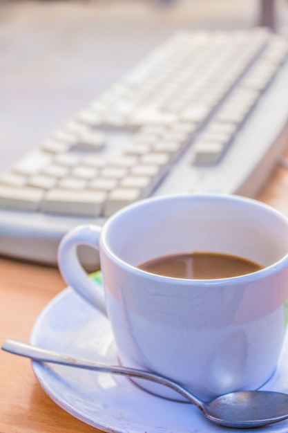 café y teclados en el trabajo