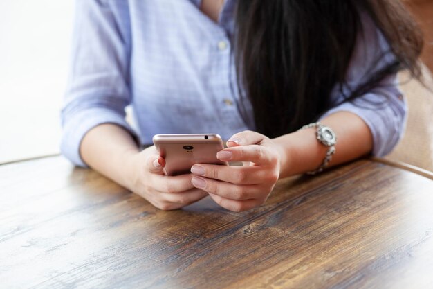 Café y teléfono de mano de mujer