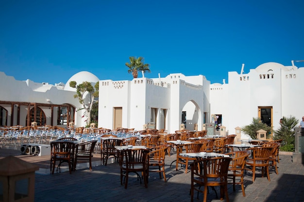 Café con terraza de verano en el hotel egipcio