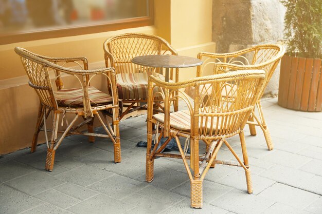 Café-Tisch im Freien mit Stühlen an einem sonnigen Tag