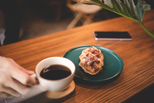 Café-Tischanzeige im Café-Hintergrundkonzept des Café- und Restaurant-Geschäftslebensstils zur Verwendung durch Kunden mit Speisen und Getränken