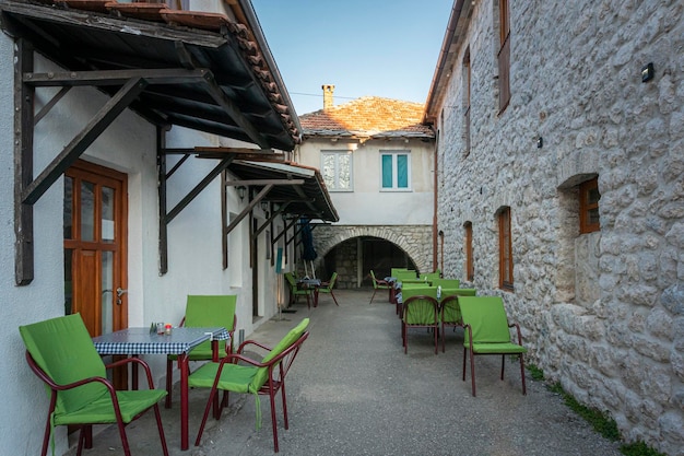 Café-Tische draußen in einer Straße in der Altstadt von Trebinje, Bosnien und Herzegowina