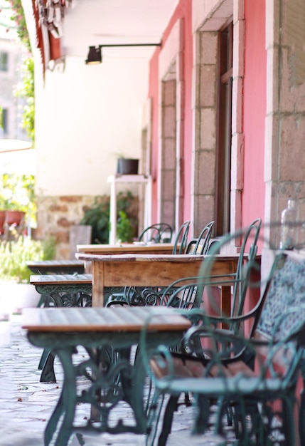 Foto café-tische und stühle auf der straße