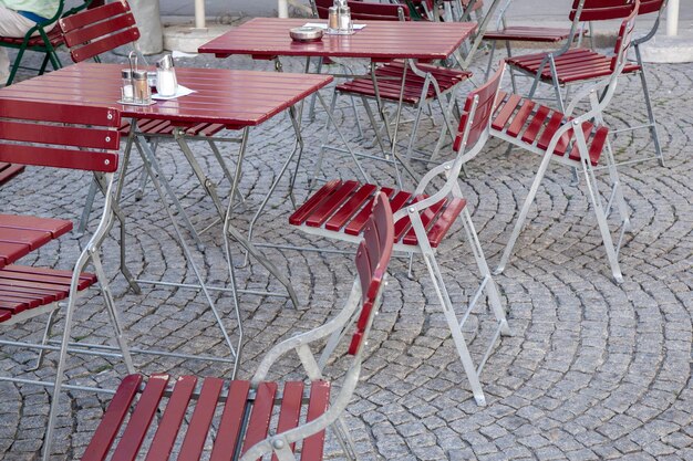 Café-Tische und Stühle aus Holz