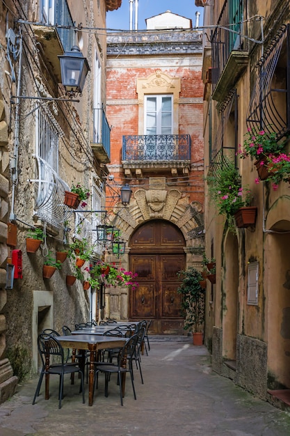 Cafe Tische und Stühle draußen in der gemütlichen Straße im Positano