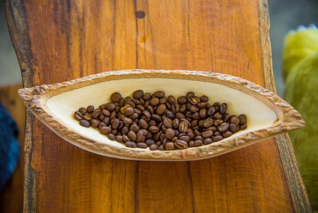 Café torrado A língua é perfumada e pronta para moer