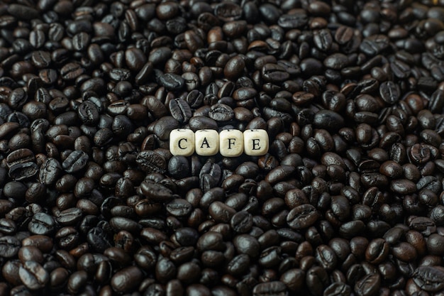 Café tostado y cubo de madera de texto.