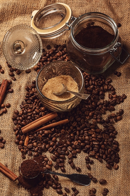 Café tostado en grano y cucharada de café molido