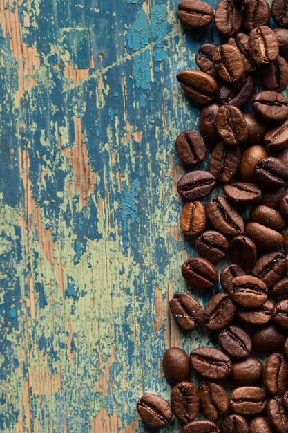 Café tostado en grano en madera rústica