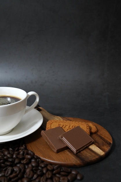 café tostado en grano y taza de café