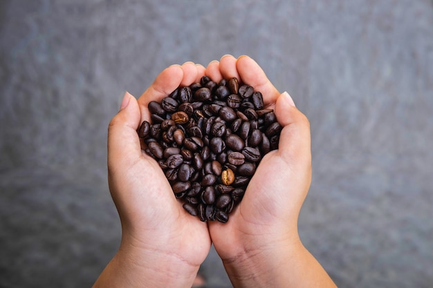 Café tostado en la mano