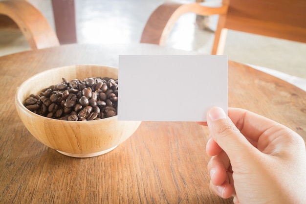 Café tostado y tarjeta de visita.