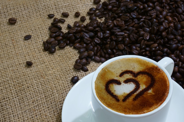 Foto café tostado y una taza de café póngase un saco de cáñamo