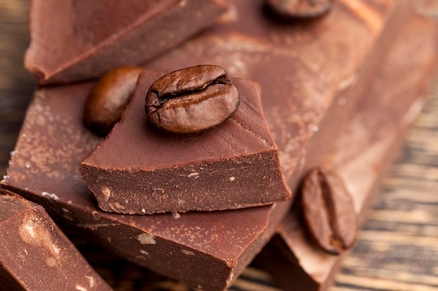 Café y trozos de chocolate con leche de cacao