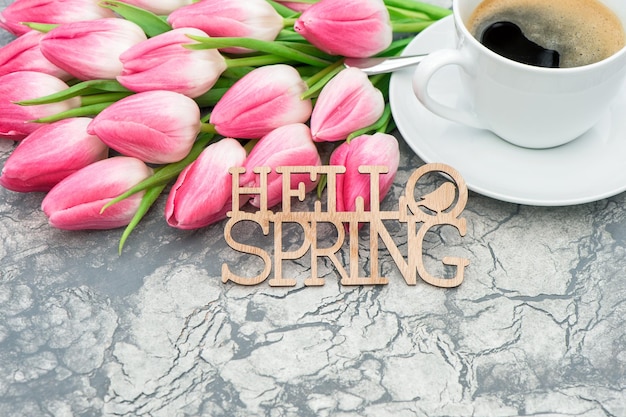 Café y tulipanes rosas Hola primavera Arreglo floral