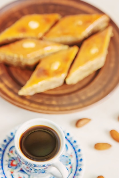 Café turco y baklava sobre un fondo claro. Enfoque selectivo. comida.