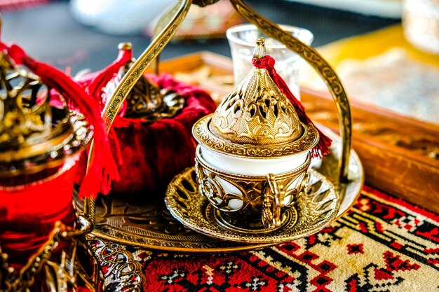 Café turco com delícia e serviço de cobre tradicional definido na bandeja de cobre retrô