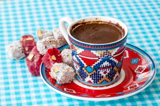 Foto café turco com delícia e serviço de cobre tradicional