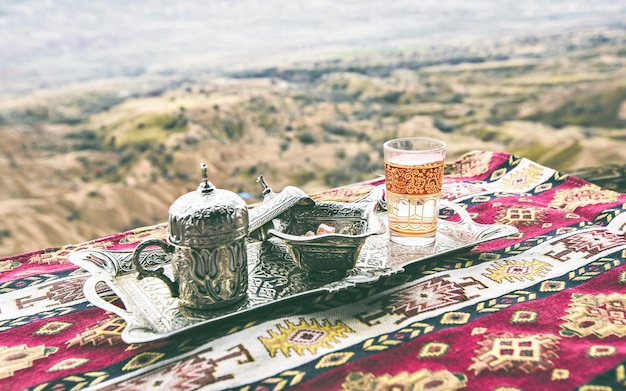 Café turco com doces na bandeja de prata, foto tirada na Capadócia, Goreme, Turquia