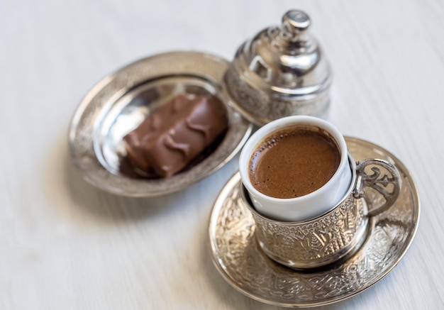 Café turco con delicia y juego de servir de cobre tradicional.