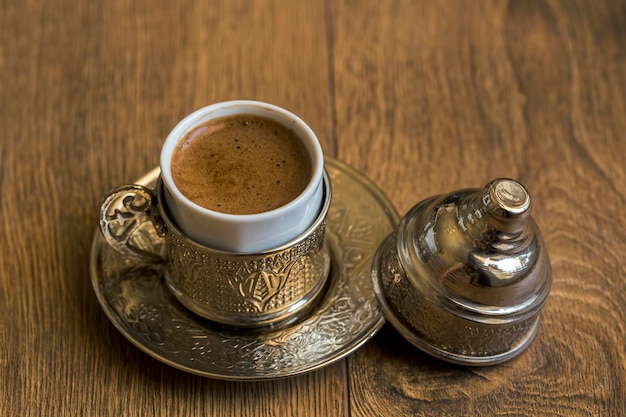 Café turco con delicia y juego de servir de cobre tradicional.