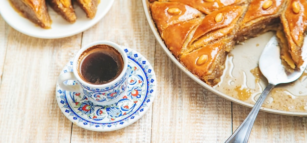 Café turco e baklava em cima da mesa