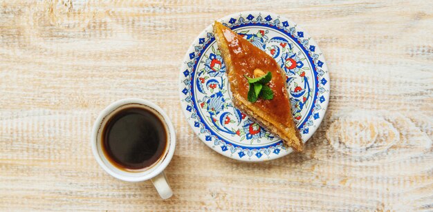 Café turco e baklava em cima da mesa