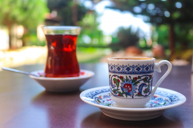 Café turco e chá em xícaras tradicionais em um restaurante de rua.