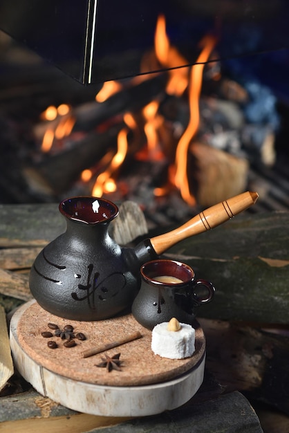 Café turco em preto turco sobre fundo de fogo